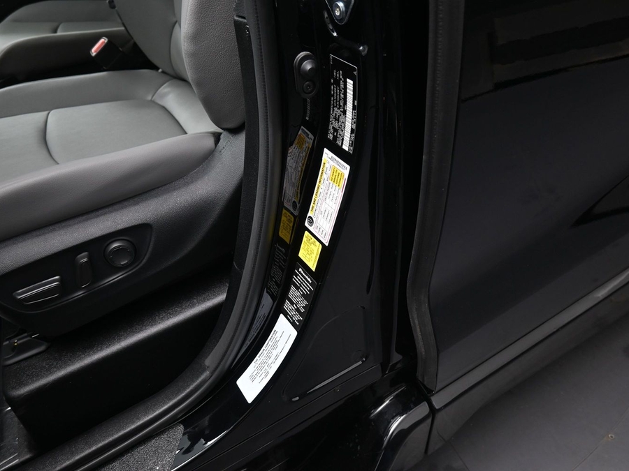 Black Toyota Sienna image number 13