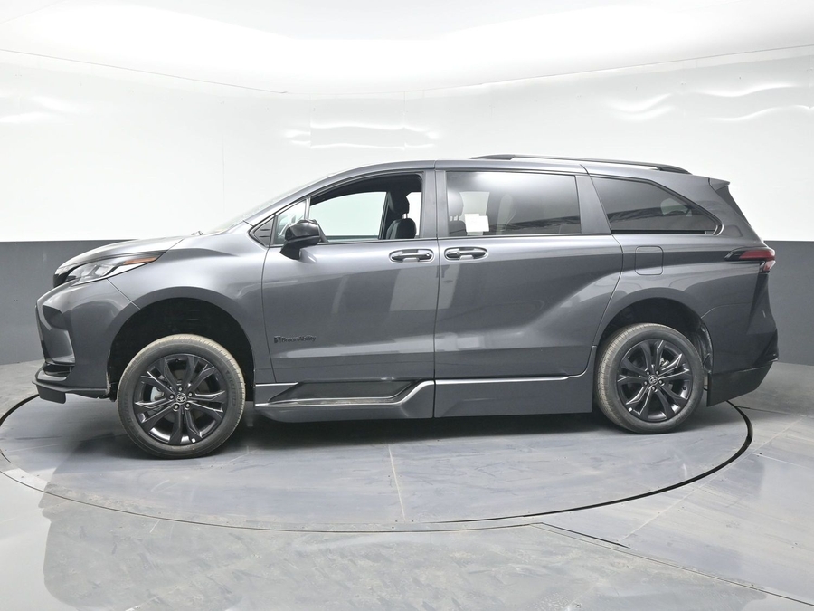 New 2025 Toyota Sienna Hybrid XSE Sport - BraunAbility Side Entry Entry In Floor Automatic Ramp
