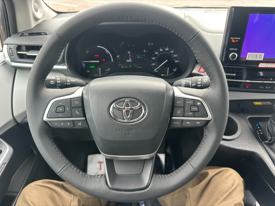 Grey Toyota Sienna image number 14