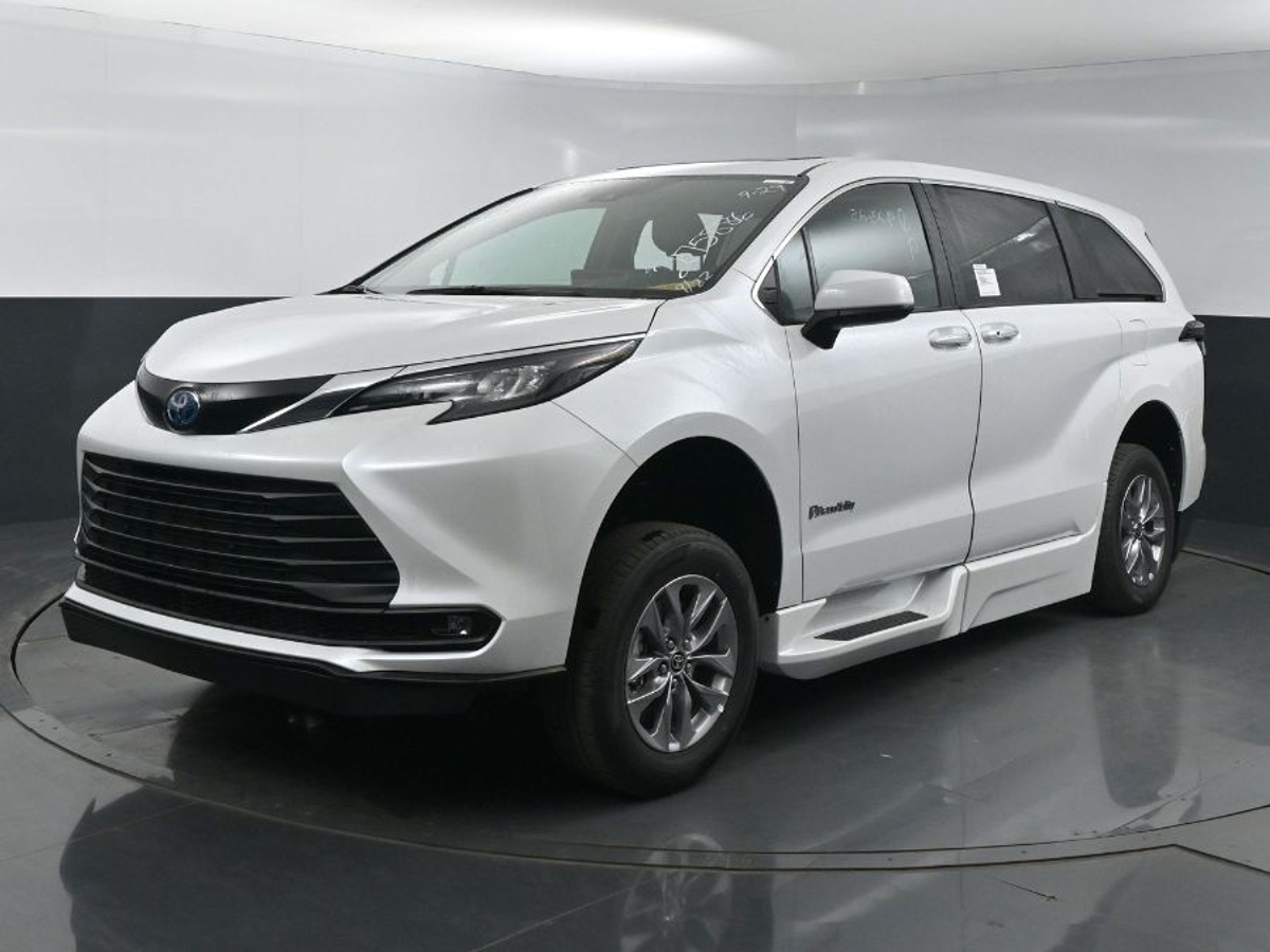 White Toyota Sienna image number 3