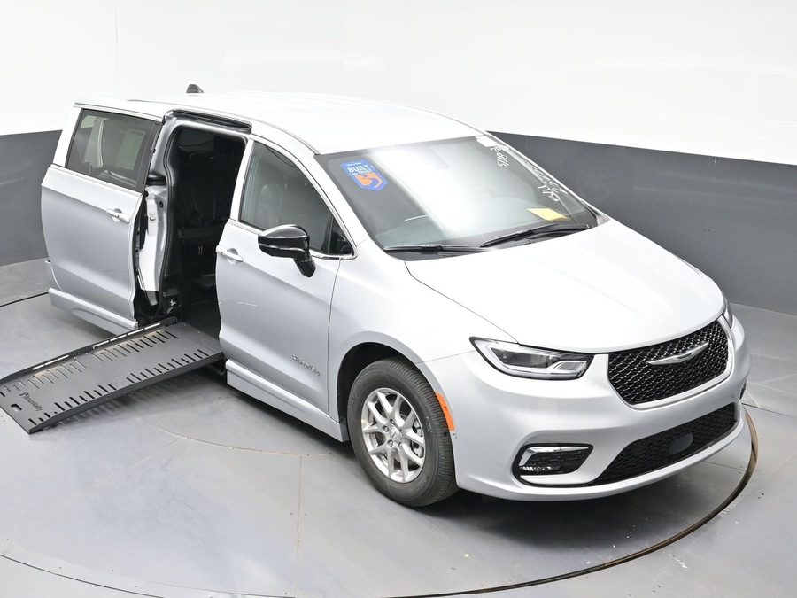 Silver Chrysler Pacifica image number 19