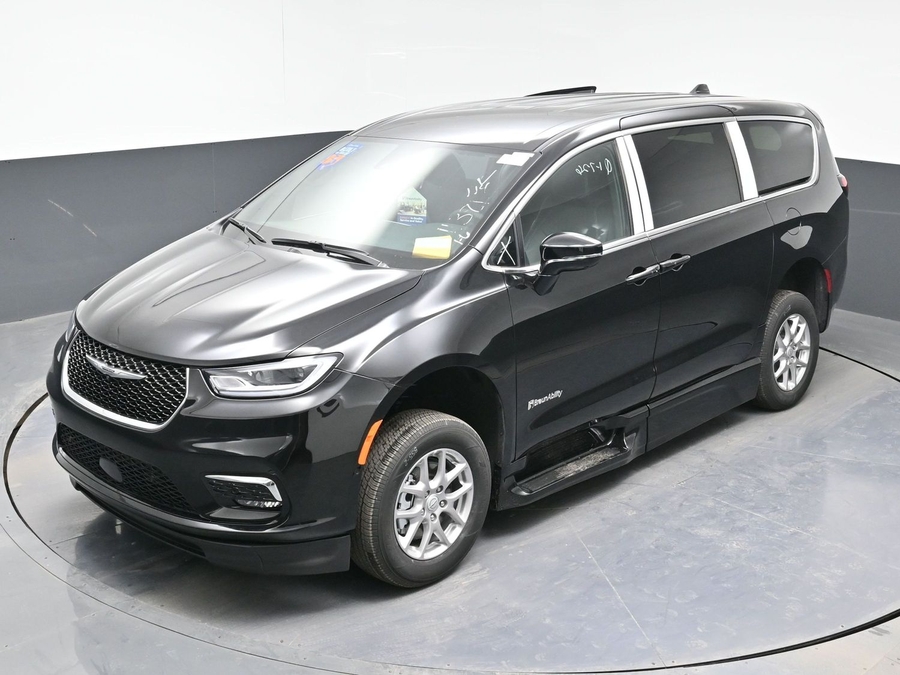 Black Chrysler Pacifica image number 23