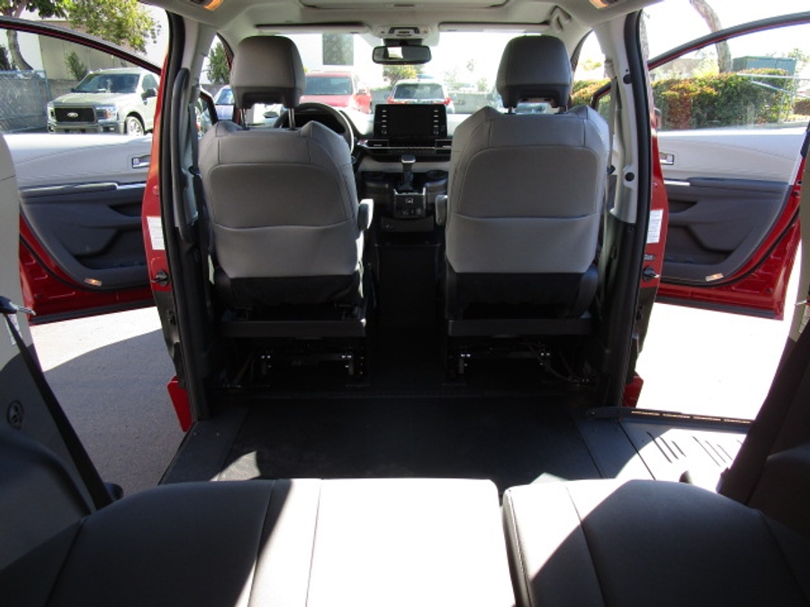 New 2026 Toyota Sienna Hybrid XLE Add - BraunAbility Side Entry Entry In Floor Automatic Ramp