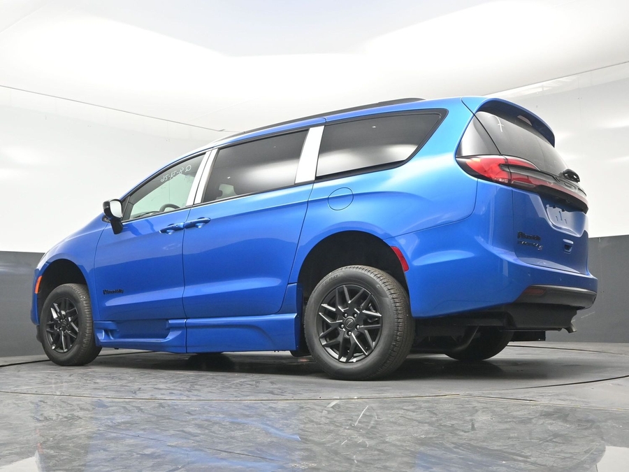 New 2027 Chrysler Pacifica Select Sport - BraunAbility Side Entry Fold Out Automatic Ramp