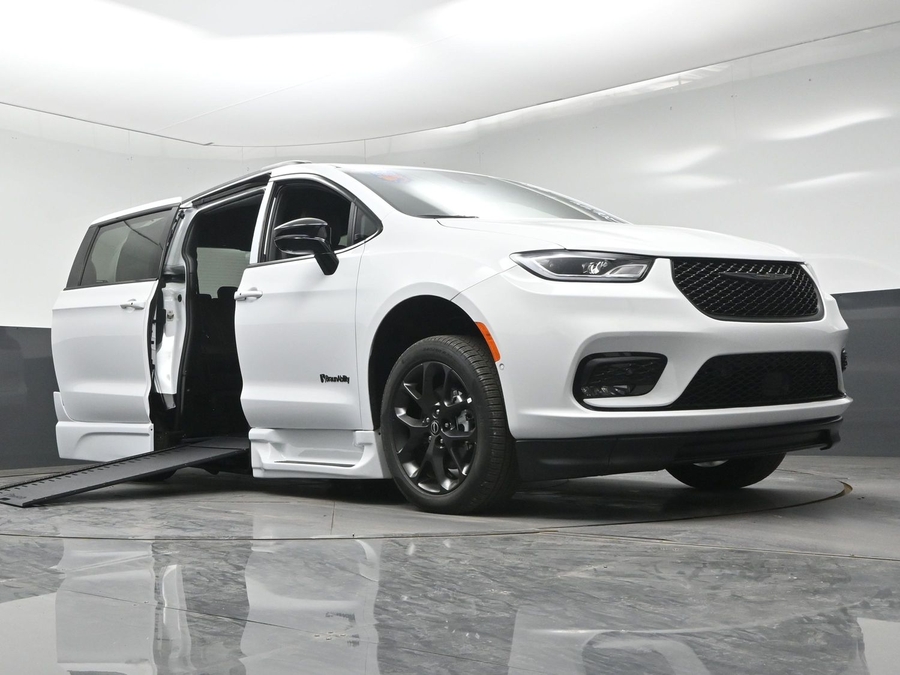 White Chrysler Pacifica image number 14