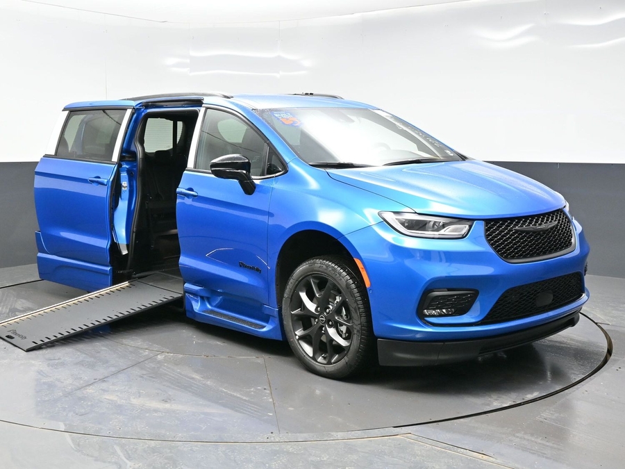 New 2026 Chrysler Pacifica Select Sport - BraunAbility Side Entry Entry In Floor Automatic Ramp