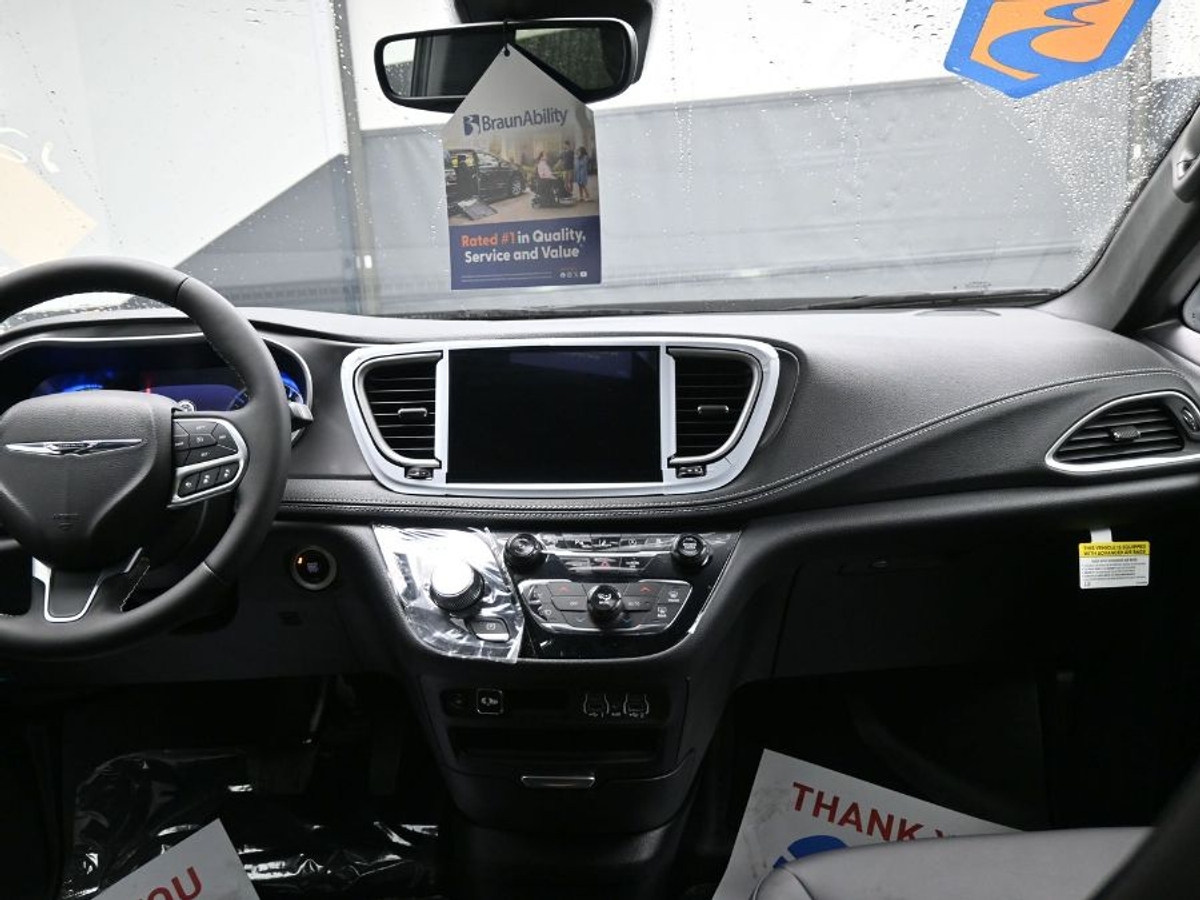 Black Chrysler Pacifica image number 9