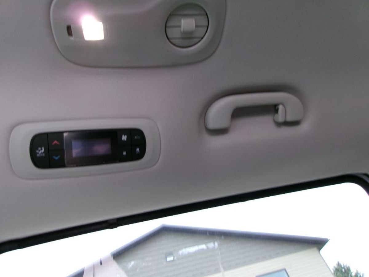 Silver Chrysler Pacifica image number 6
