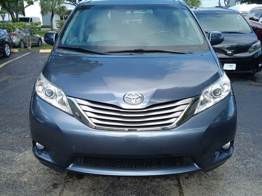 2015 Toyota Sienna XLE V6 7-Passenger Access Seat's photo