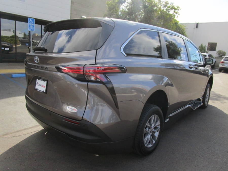 Used 2021 Toyota Sienna Hybrid XLE Base - BraunAbility Side Entry Entry Fold Out Automatic Ramp