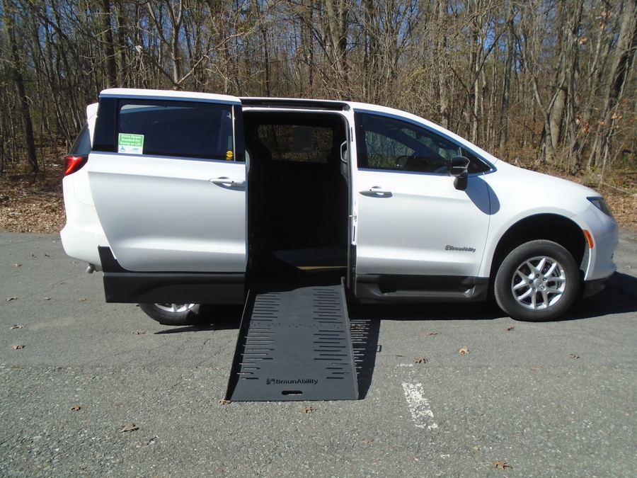 White Chrysler Voyager image number 2
