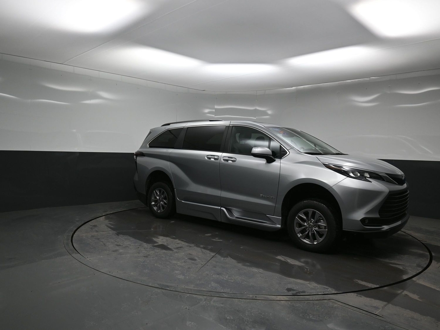 New 2025 Toyota Sienna Hybrid XLE Plus - BraunAbility Side Entry Entry Fold Out Automatic Ramp