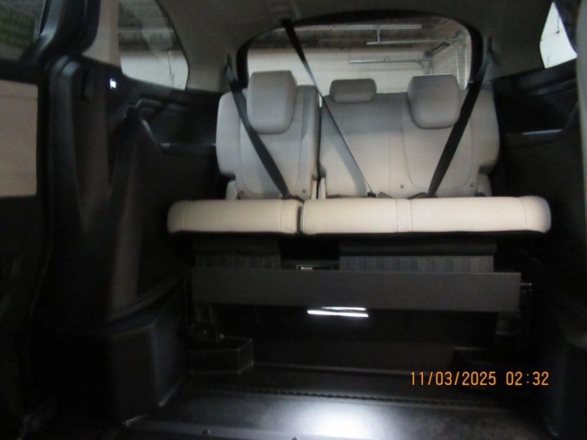 Silver Honda Odyssey image number 7