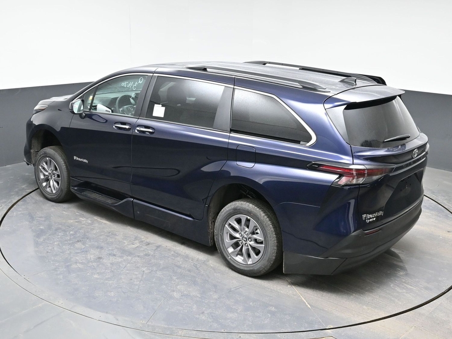 New 2026 Toyota Sienna Hybrid XLE Base - BraunAbility Side Entry In Floor Automatic Ramp