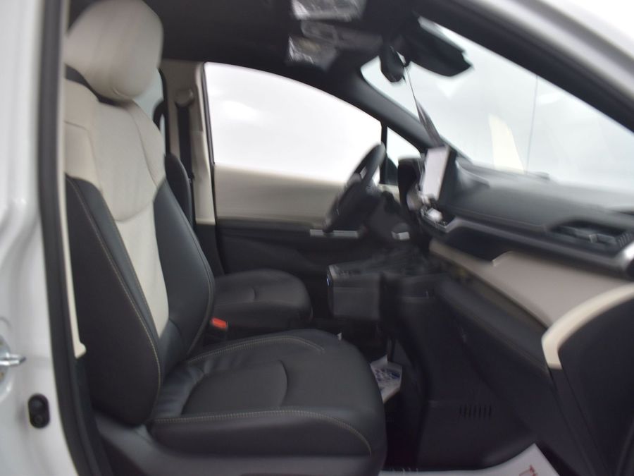 New 2025 Toyota Sienna Hybrid Platinum - BraunAbility Side Entry Entry Fold Out Automatic Ramp