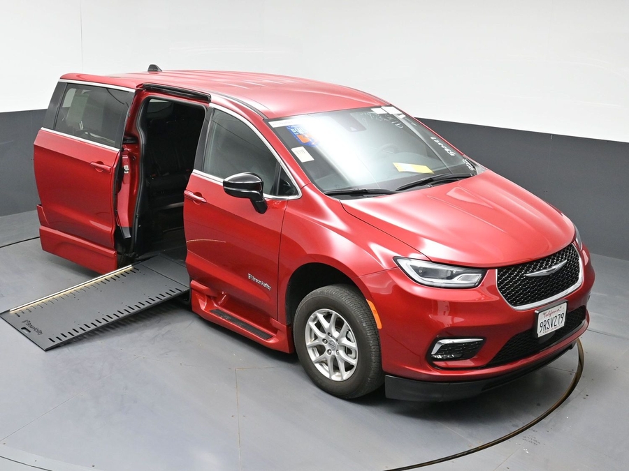Used 2025 Chrysler Pacifica Select - BraunAbility Side Entry In Floor Automatic Ramp