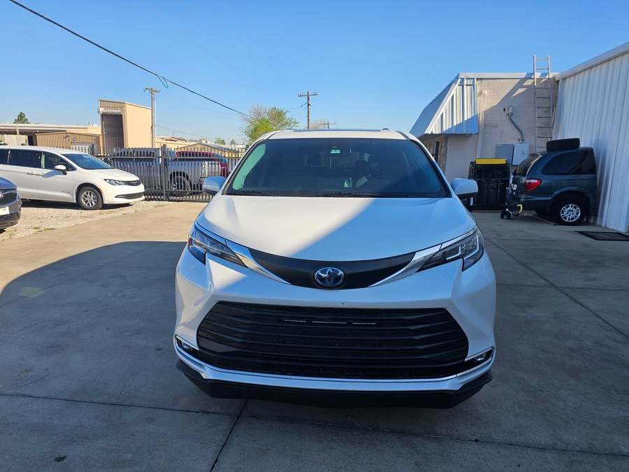 White Toyota Sienna image number 8