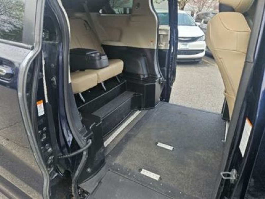 2023 Toyota Sienna XLE - Photo 11