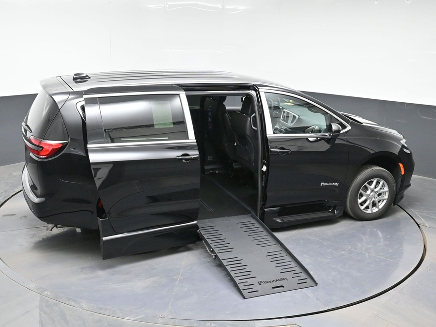Black Chrysler Pacifica image number 22