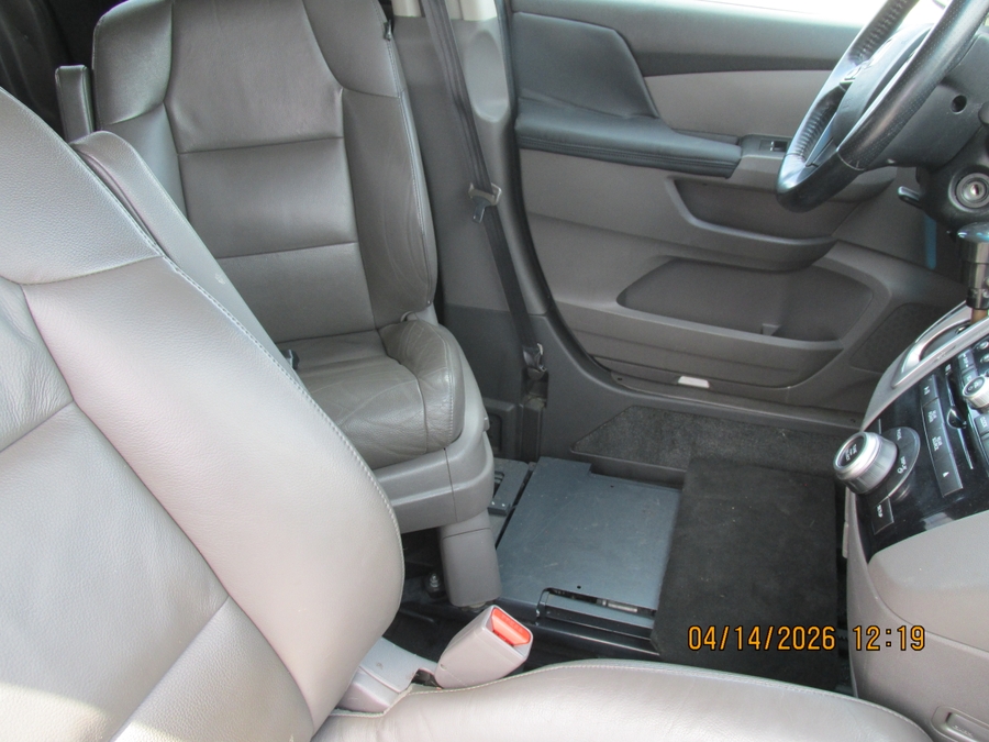 Brown Honda Odyssey image number 9