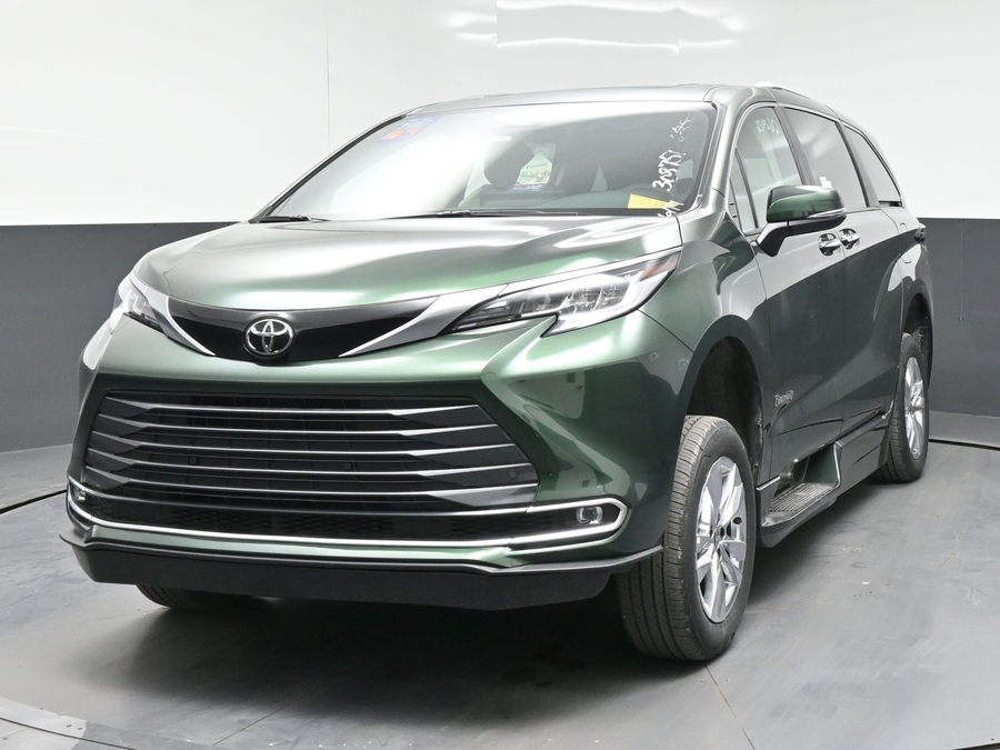 New 2026 Toyota Sienna Hybrid Limited - BraunAbility Side Entry In Floor Automatic Ramp