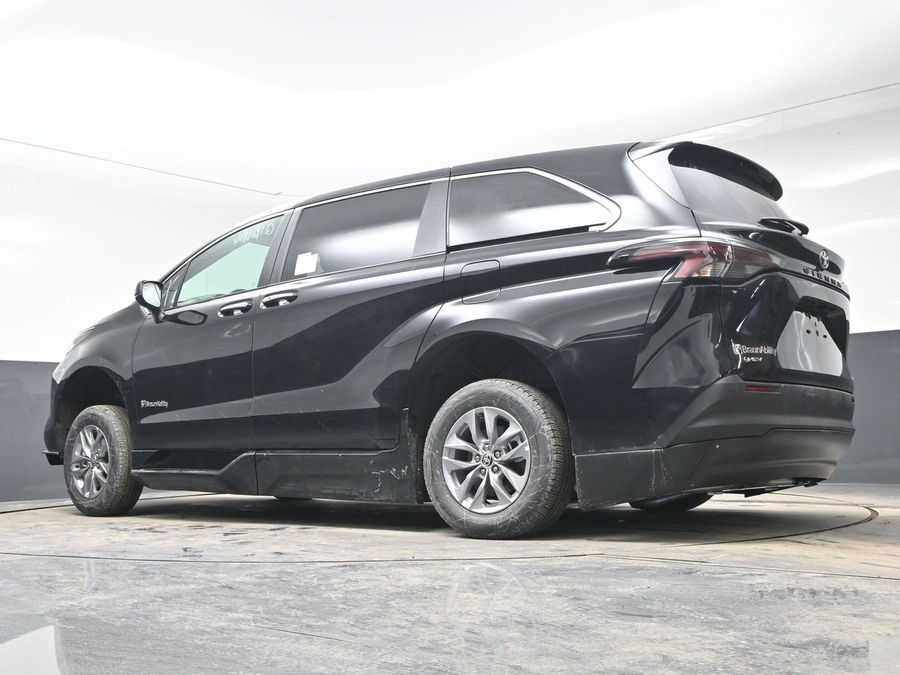 Black Toyota Sienna image number 20
