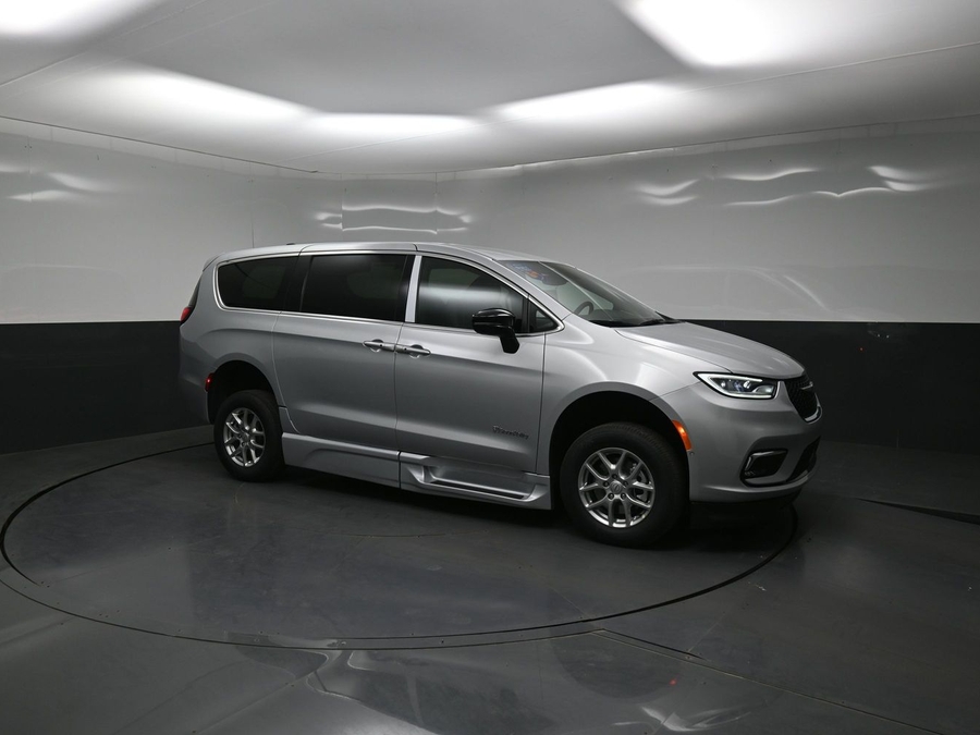 Silver Chrysler Pacifica image number 19