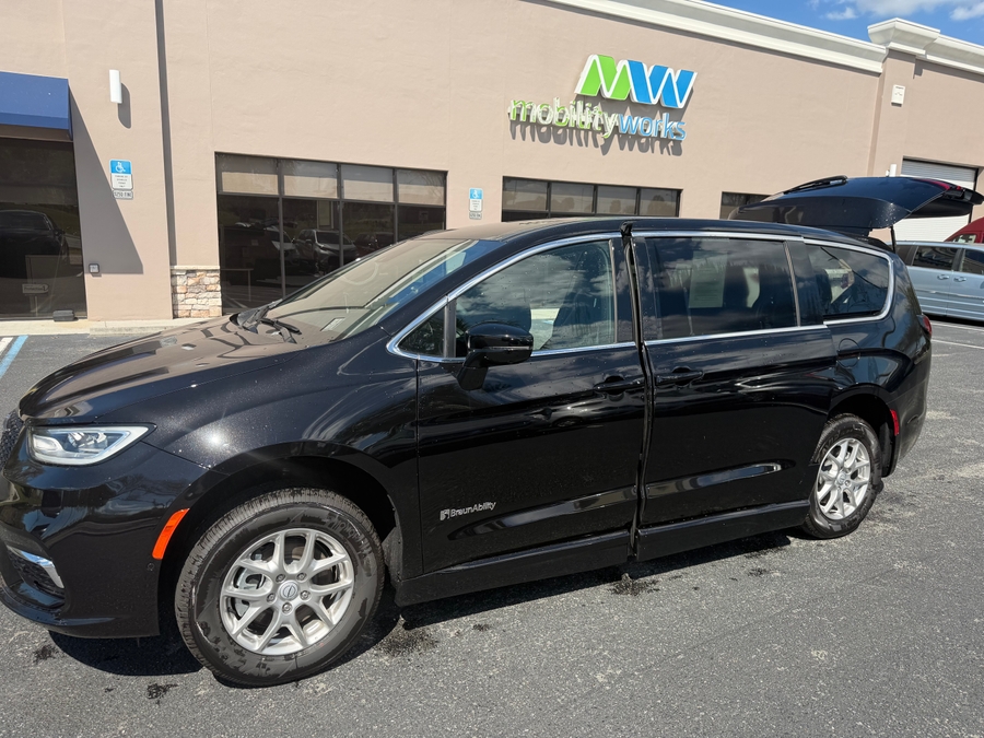 Black Chrysler Pacifica image number 8