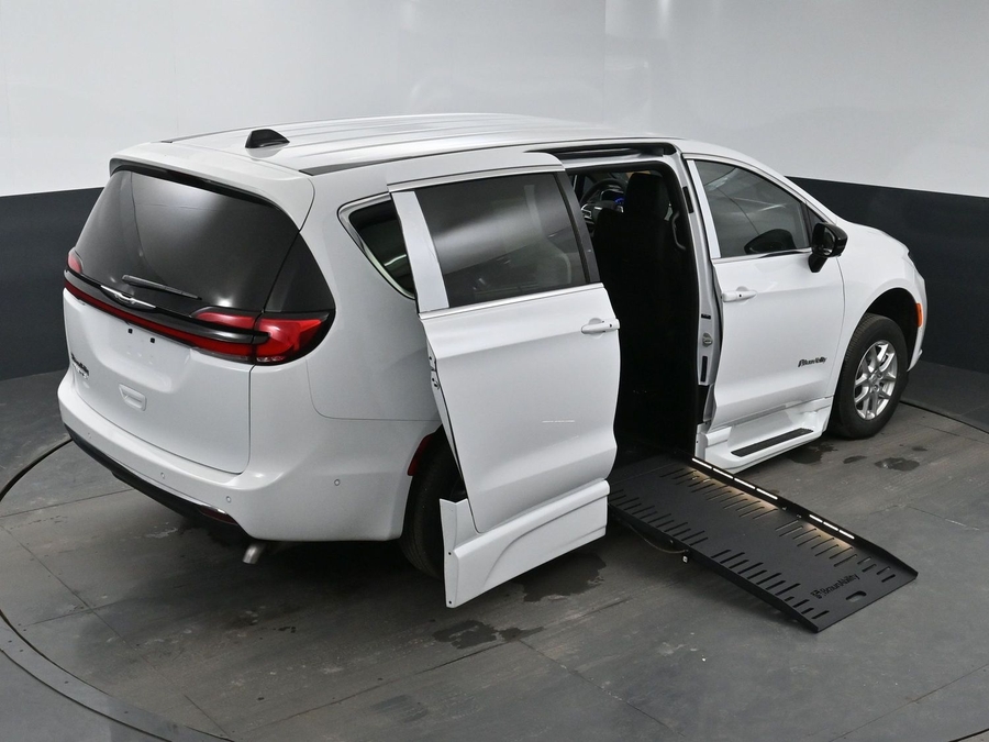 New 2025 Chrysler Pacifica Select Safety - BraunAbility Side Entry Entry Fold Out Automatic Ramp