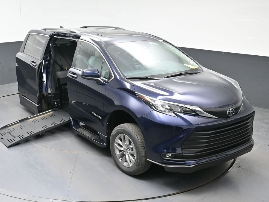 New 2026 Toyota Sienna Hybrid XLE Base - BraunAbility Side Entry Entry Fold Out Automatic Ramp