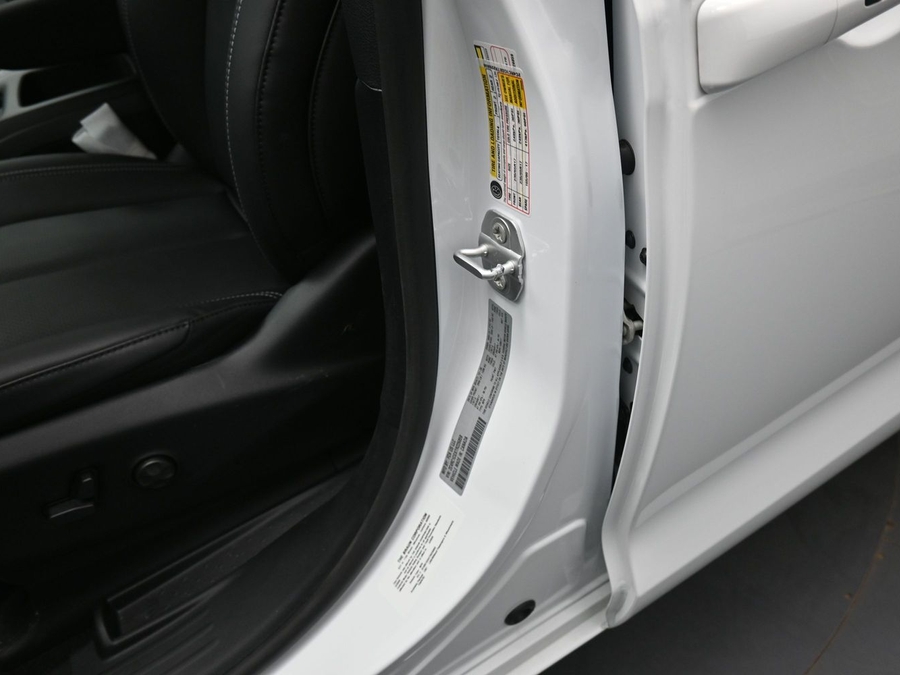 White Chrysler Voyager image number 20