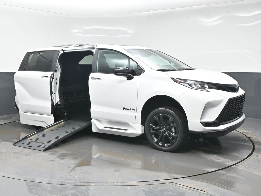 New 2025 Toyota Sienna Hybrid XSE Sport - BraunAbility Side Entry Entry Fold Out Automatic Ramp