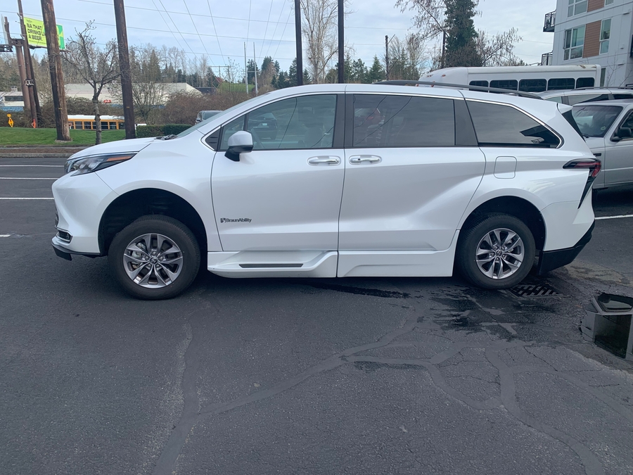 Used 2024 Toyota Sienna Hybrid XLE Plus - BraunAbility Side Entry Entry Fold Out Automatic Ramp