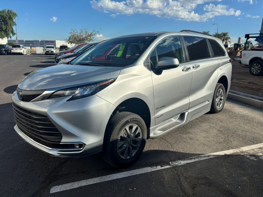 Used 2021 Toyota Sienna Hybrid XLE - BraunAbility Side Entry Fold Out Automatic Ramp