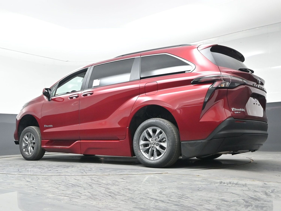 New 2026 Toyota Sienna Hybrid XLE Base - BraunAbility Side Entry Entry Fold Out Automatic Ramp