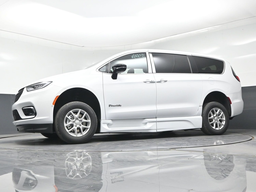 White Chrysler Pacifica image number 16
