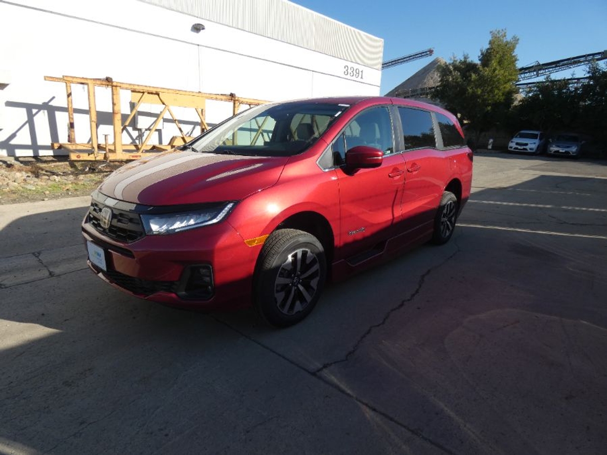Red Honda Odyssey image number 1