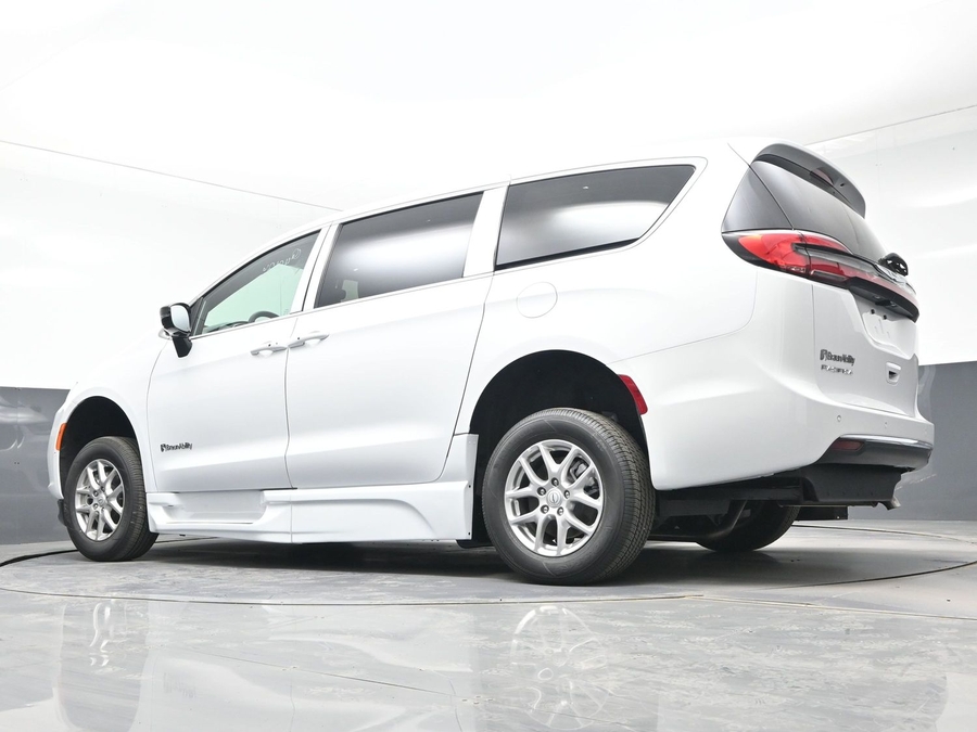 New 2026 Chrysler Pacifica Select Safety - BraunAbility Side Entry Entry Fold Out Automatic Ramp