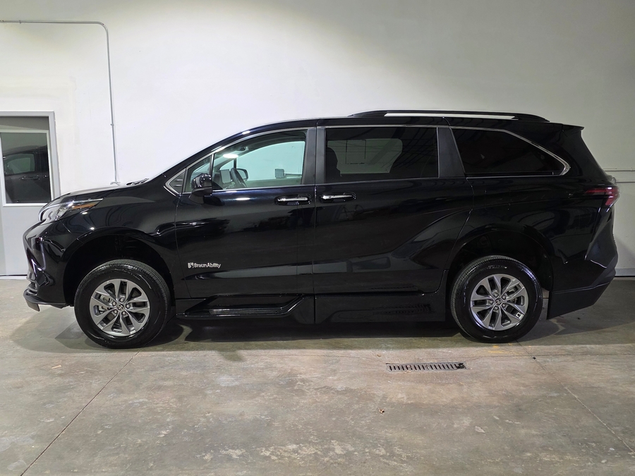 Black Toyota Sienna image number 30