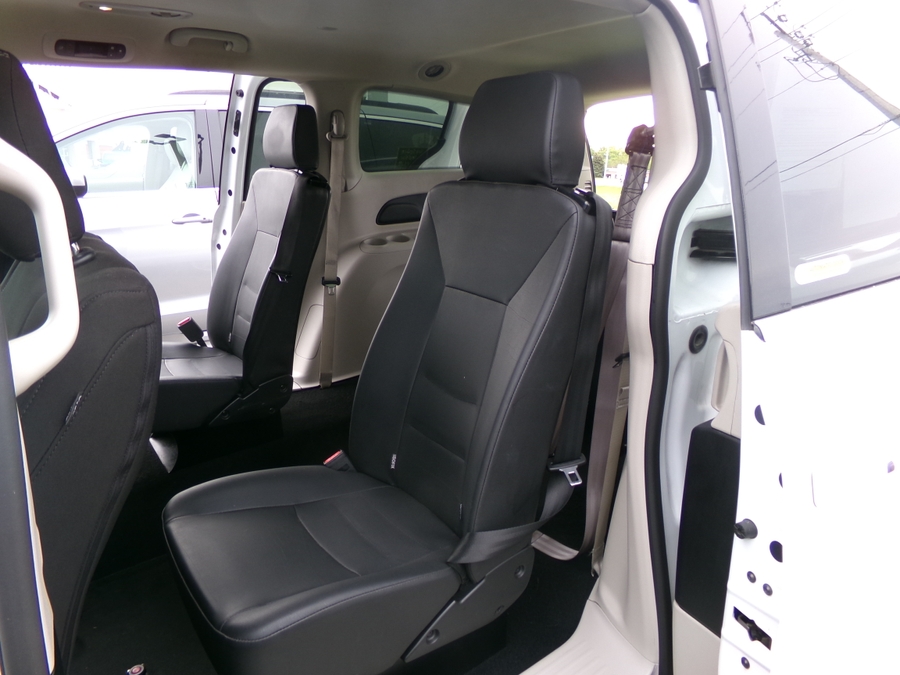 White Chrysler Voyager image number 15