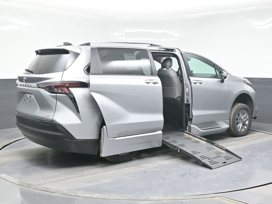 Silver Toyota Sienna image number 6