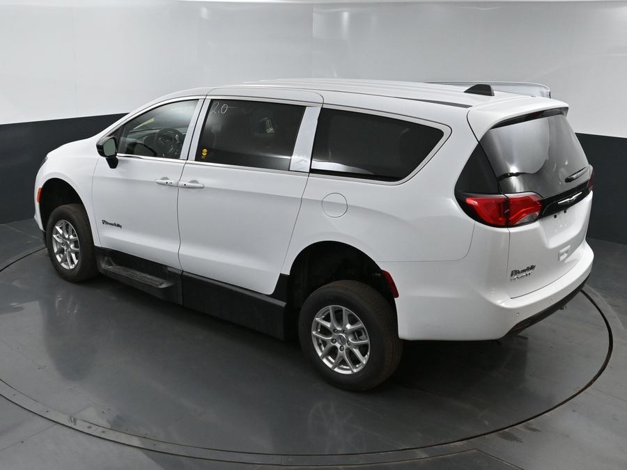 New 2025 Chrysler Voyager LX w MID ROW SEAT - BraunAbility Commercial Side Entry In Floor Manual Ramp