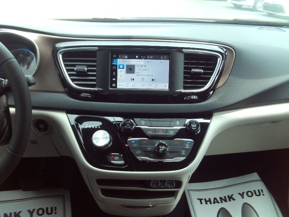 White Chrysler Voyager image number 7