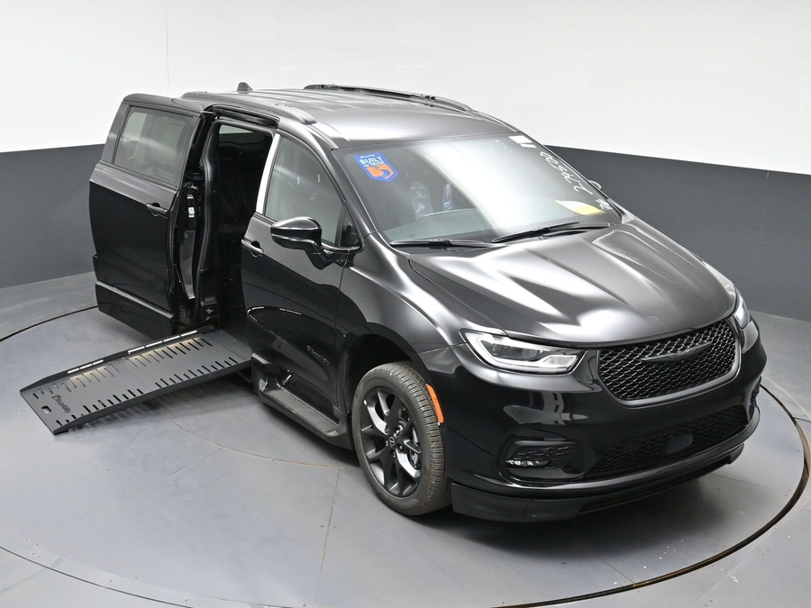 New 2026 Chrysler Pacifica Select Sport - BraunAbility Side Entry Fold Out Automatic Ramp