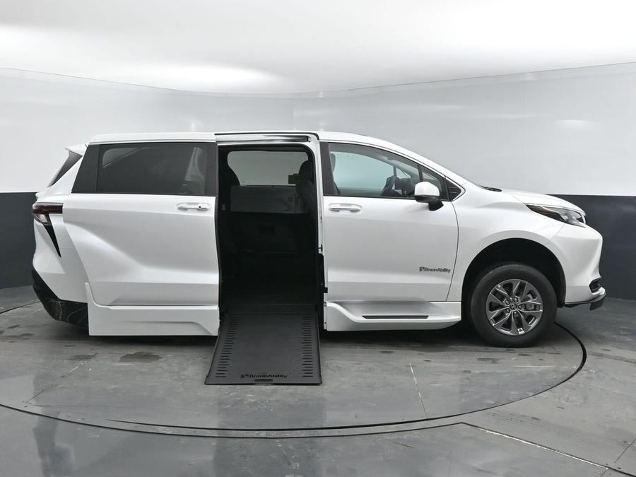 New 2025 Toyota Sienna Hybrid XLE Base - BraunAbility Side Entry Entry In Floor Automatic Ramp