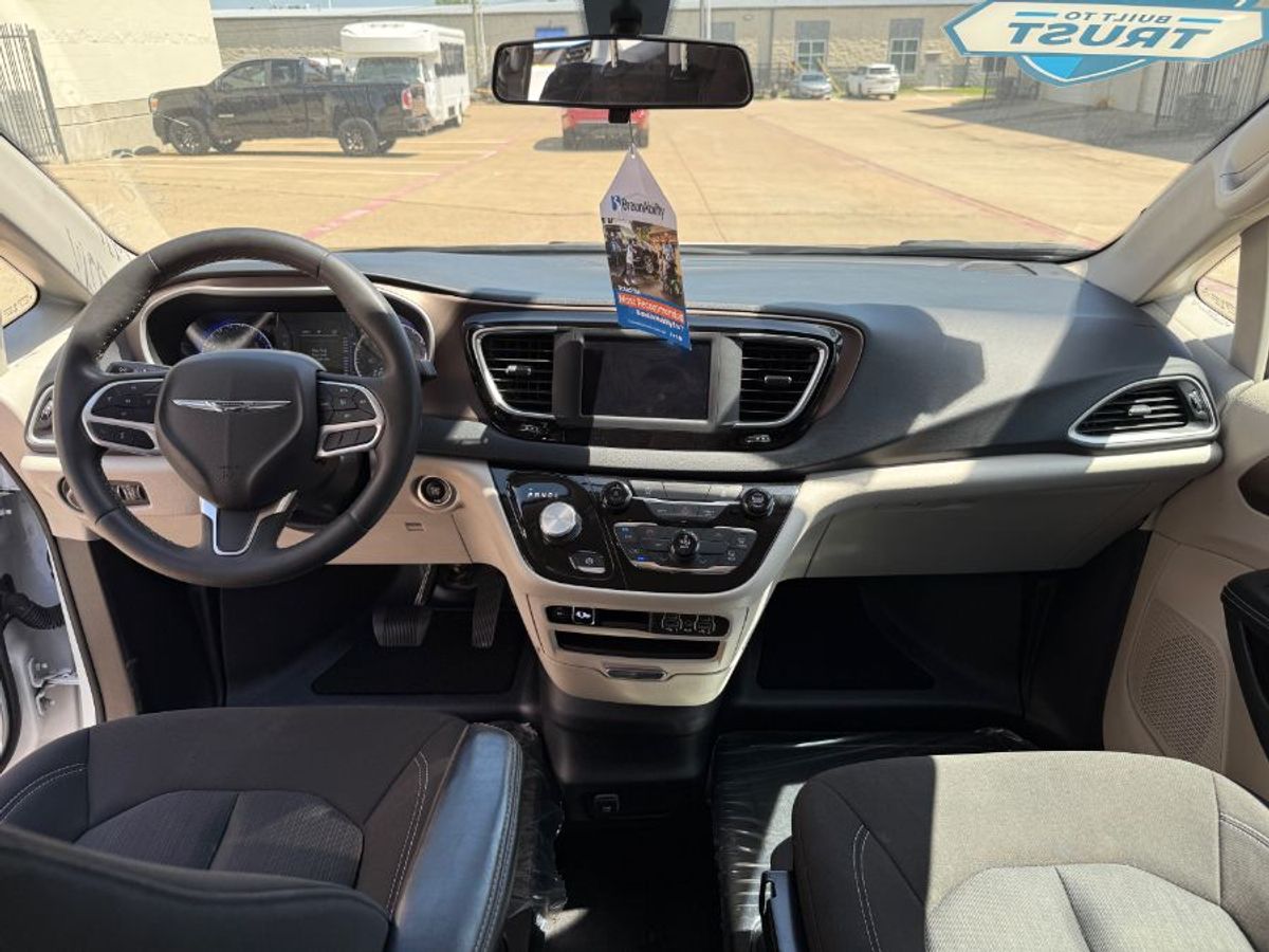 White Chrysler Voyager image number 10