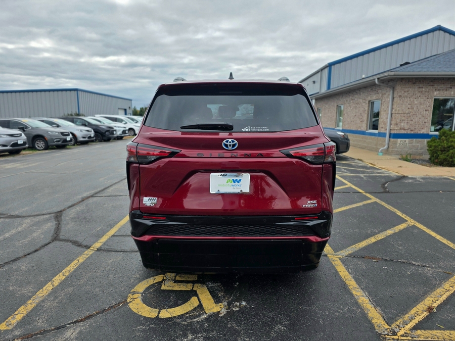Red Toyota Sienna image number 5