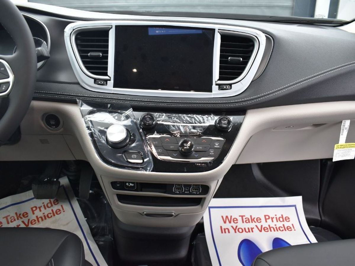 Grey Chrysler Pacifica image number 4
