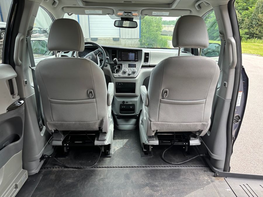 Used 2020 Toyota Sienna XLE - BraunAbility Side Entry Entry Fold Out Automatic Ramp
