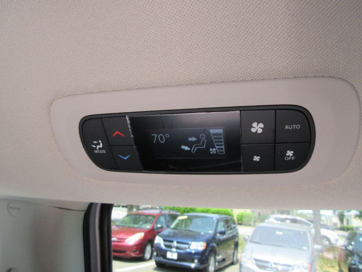 Silver Chrysler Pacifica image number 22